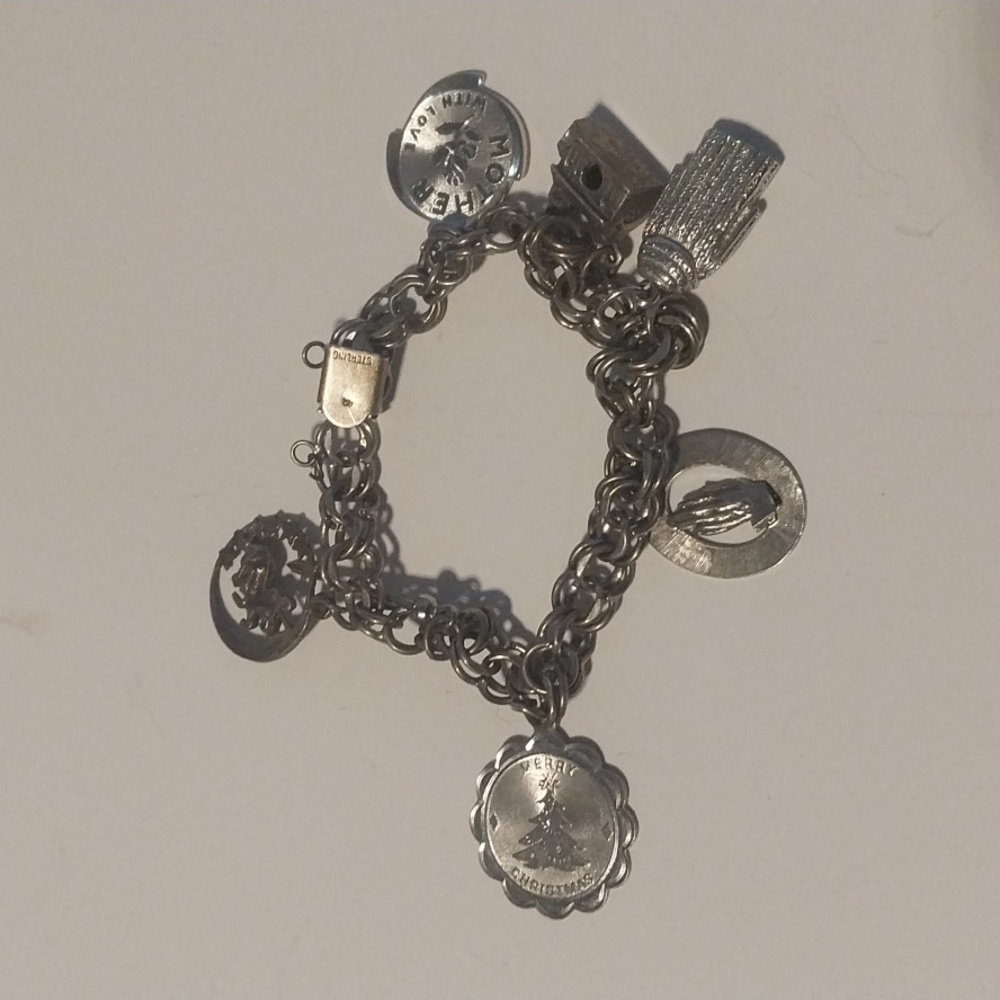 Stunning Sterling Silver lang charm bracelet w/ 7 charms